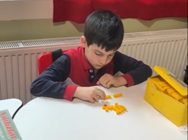 2/A sınıfı öğrencileri Matematik dersinde çarpma işlemine giriş yaptı. Çarpma işleminin toplananları aynı olan toplama işlemi olduğunu öğrendi.