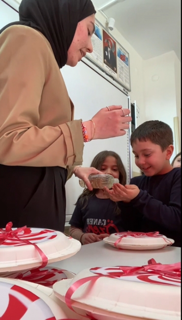 1/B sınıfı herkese sevdikleri ile birlikte sağlıklı, mutlu ve huzurlu bayramlar diler. Büyüklerinin ellerinden, küçüklerinin gözlerinden öper. ??