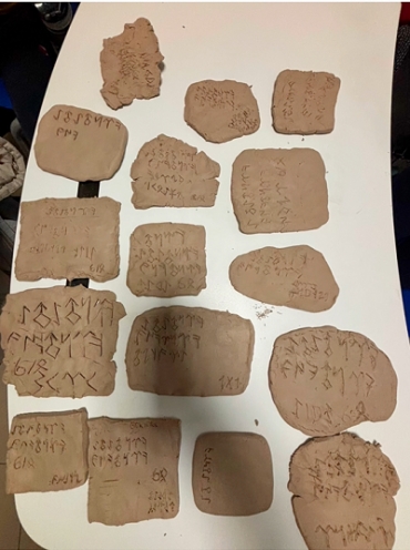 6. sınıf öğrencilerimizle Sosyal Bilgiler dersinde tarihin izini sürdük! Kil tabletler üzerine Göktürk alfabesiyle yazılar yazdık ?✍️ Geçmişi sınıfımıza taşıdık! ?