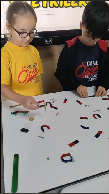 4/A sınıfı öğrencileri Fen Bilimleri dersinde, mıknatıs çeşitlerini, mıknatısların kutuplarını  mıknatısların hangi cisimleri çekebileceğini,  mıknatısların birbirine karşı etkilerini,  mıknatısların genel özelliklerini deneyerek ve paylaşarak öğrend