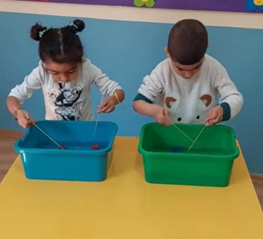 5 Yaş B grubu öğrencileri Yaşam Becerileri dersinde "Çöp Şişle Kapak Aktarma" çalışması yaptılar.