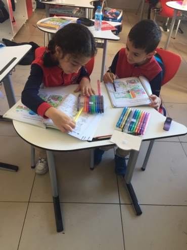 2/B İngilizce - Color and Talk About the Picture