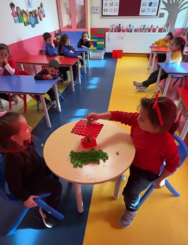 6 yaş A grubu öğrencilerimiz,akıl oyunları dersinde “Frog Balance” isimli denge oyunu oynayarak eğlendiler.