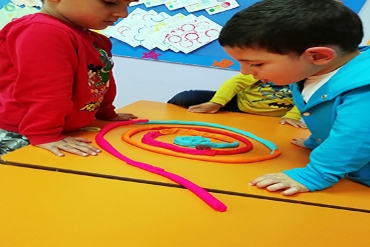 5 yaş grubu / Üfleyerek Topu Hedefe Götürme