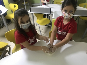 2-B Sınıfı Laboratuvar Dersinde Oobleck Deneyi yaptı