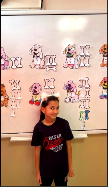 1/A sınıfı bugün sayılarla dolu keyifli bir maceraya çıktı! Küçük matematikçilerimiz sevimli köpekler ve kemiklerle yapılan bu etkinlikte hem öğrendiler hem de çok eğlendiler.