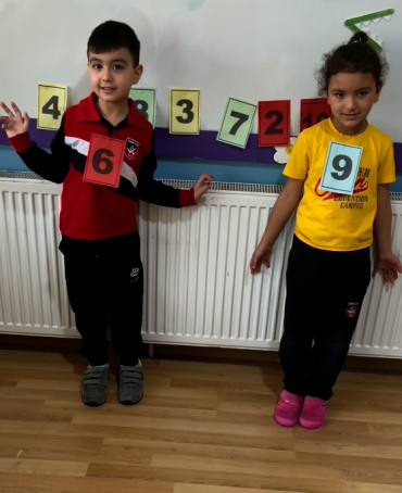 6 yaş D sınıfı öğrencilerimiz matematik etkinliğinde büyüktür işaretinin (>) özelliklerini oyun ile öğrendi.