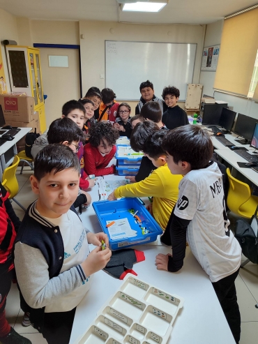 Robotik Kodlama klübünden eğlenerek tasarladığımız lego projelerini kodladık.