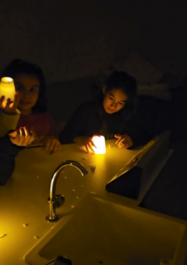 4A sınıfı Laboratuvar dersinde kendi aydınlatma aracı olan gece lambasını yaparken çok eğlendi.