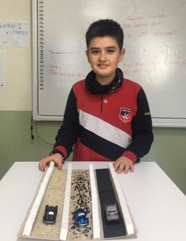 5. sınıf öğrencilerimiz fen bilimleri dersi için hazırladıkları sürtünmeli yüzeylerde sürtünme kuvvetinin etkisini gözlemlediler