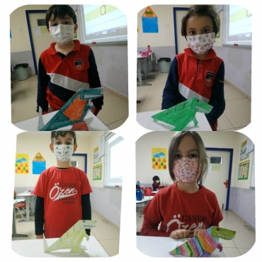 1/C sınıfı : "D" sesi bize dinozor olarak geldi. D sesini hissetme ve tanıma çalışmalarında üç boyutlu dinozorlarımızı oluşturduk.