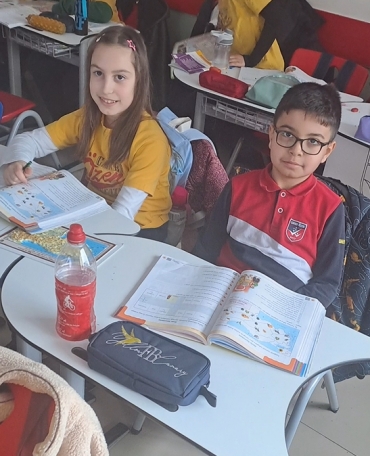 4/C sınıfı ile Türkçe dersinde görsel okuma etkinliği kapsamında atlaslardan yardım alarak illerimizin yerini ve yetiştirilen tarım ürünleri ile ilgili bilgi edindik.