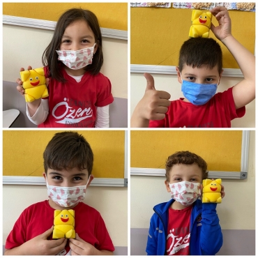 1-A Main Course dersinde ‘My Toys’ konusunda öğrencilerimizle birlikte süngerden ‘Teddy Bear’ yaptık.