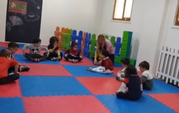 Cimnastik dersinde esneklik ve kuvveti geliştirmeye yönelik alıştırmalar yaparken çok eğlendik.