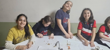 4/A sınıfımızla Laboratuvar dersinde hangi besinlerde en çok yağ bulunur deneyimizle keyifli anlar geçirdik.