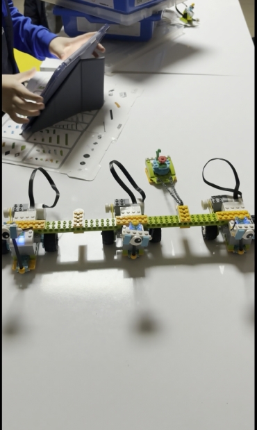 Lego wedo kulübümüzde legolarımızı birleştirip kodlarını yazdık ve güçlü bir çekici tasarladık.