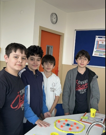 7. Sınıflarımızla Laboratuvar dersinde kendi atom modelimizi yaptık. Oyun hamurlarını kullanarak elektron, proton, nötronun yerlerini öğrenmiş olduk.