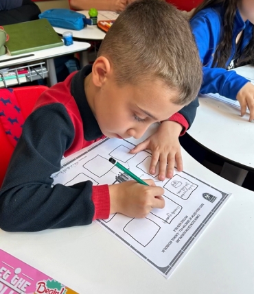İlkokul öğrencilerimiz Rehberlik dersinde P4C tekniklerini kullanarak okunan kitap hakkında etkinlik yaptılar. Bu sayede düşünmeyi düşünmek kavramını geliştirerek farklı bakış açısı geliştirip yeni fikirler oluşturdular.