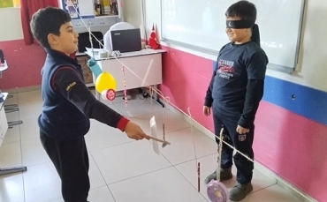 3/A sınıfı, Işık ve Ses ünitesinde, işitme duyusunu kullanarak çevresindeki ses kaynaklarını bulma oyunu oynayarak konuyu eğlenceli şekilde pekiştirdi.
