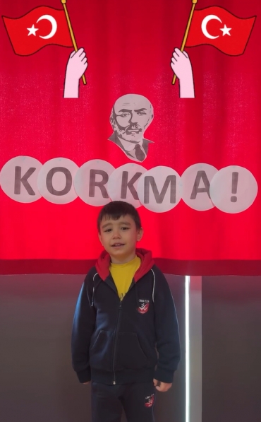6 yaş A grubu Vatan şairimiz Mehmet Akif Ersoy’u tanıyarak,12 Mart İstiklal Marşımızın Kabulünün 104. yılını kutladı.