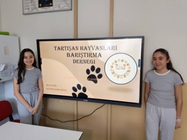 6.sınıf öğrencilerimizle gönüllülük kavramını ve sivil toplum kuruluşlarını konuştuk. İnsanların bir araya gelerek topluma nasıl katkı sağlayabildiğini, derneklerin ve gönüllü çalışmaların neden önemli olduğunu birlikte keşfettik. Ardından öğrenciler