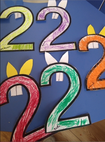 4 Yaş A Grubu Matematik Dersinde 2 rakamı ile tanışarak tavşan etkinliğini yaptılar