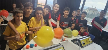 6. snıflarımız Fen Bilimleri dersinde karasal ve gazsal gezegenleri yaparken eğlenerek, öğrendiler.