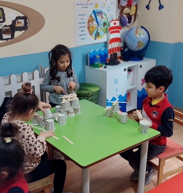 5 yaş B Grubu öğrencileri Oyun-Hareket dersinde bardak ve abeslang çubuğu kullanarak denge oyunu oynadılar.