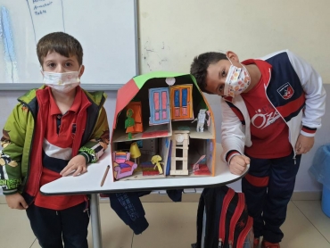 We have prepared a house with 2-A students and furnished it with our handmade household objects