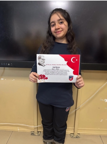 Sosyal Bilgiler dersinde bağımsızlığımızın sembolü olan **İstiklal Marşı*nı ezberleyen öğrencilerimizi tebrik ediyoruz. ?? Azimleri ve emekleriyle belgelerini almaya hak kazanan öğrencilerimizle gurur duyuyoruz. ?? Milli değerlerini bilen, vatanı