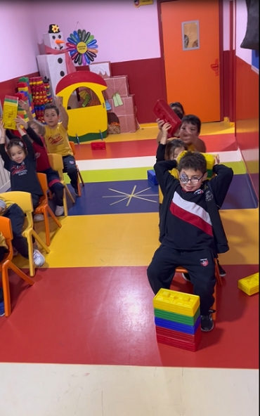 6 yaş B sınıfı oyun ve hareket dersinde grup halinde etkinlik yaparak iş birliği kurabilme, hızlı hareket edebilme ve oyun koordinasyonu kurabilme yeteneklerini geliştirdiler.