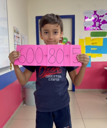 3/B sınıfı üç basamaklı doğal sayıları eğlenceli bir etkinlik ile pekiştirdi.