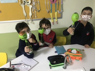 3-A sınıfı laboratuvar dersinde sirke ve karbonat ile “Üflemeden Şişen Balon” deneyi yaptılar
