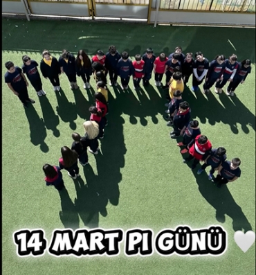 14 Mart Dünya Pi Günü kutlu olsun! ? Caner Özen Koleji’nde Pi Günü’nü öğrencilerimizin hazırladığı yaratıcı şapka ve maske tasarımlarıyla kutladık. Matematiğin eğlenceli yüzünü birlikte keşfettiğimiz keyifli bir gün oldu.