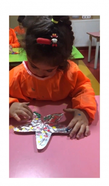 5 yaş A sınıfı Türkçe dersinde haftanın Tema konusu ‘Deniz Yıldızları’ ile ilgili sanat etkinliğini yaptı.