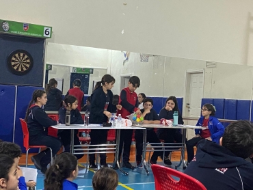 Heyecan dorukta! 6/A ile 6/C sınıfı Finalde. “ İnsan mı zamanı yönetir, zaman mı insanı yönetir.” Münazara yarışmasından kareler. Sahi sizce zaman mı bizi yönetir?