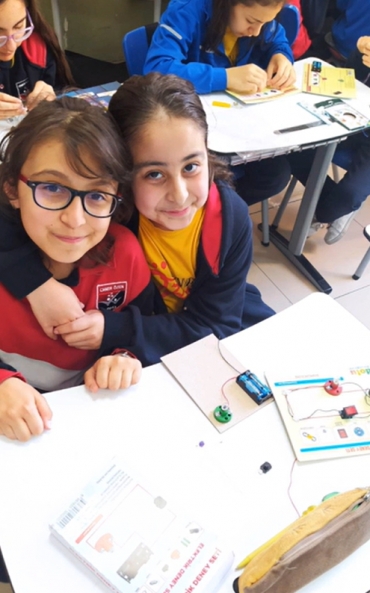 5. sınıfımızlarımızla basit elektrik devrelerimizi yaparken keyifli zaman geçirdik.