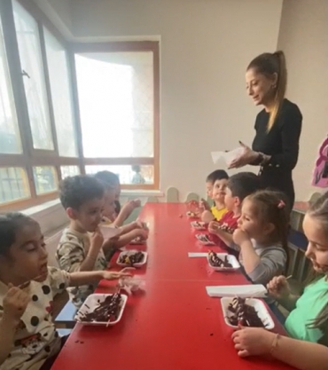 Mutfak Etkinliğimizde meyve çubukları üzerine çikolata sos yaparak afiyet ile yedik.