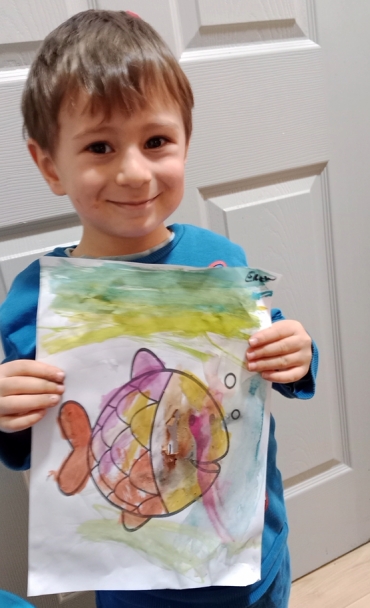 4 yaş A grubu Sanat Atölyesi dersinde sulu boya ile balık etkinliği yaptılar.
