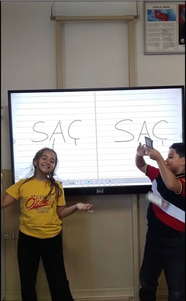 4/A sınıfı öğrencileri Türkçe dersinde örnek canlandırmalarla"Eş Sesli Kelimeler" konusunu eğlenerek pekiştirdi.