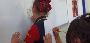 3A sınıfı ile Görsel Sanatlar dersinde "çiz bakalım" oyunu oynadık.