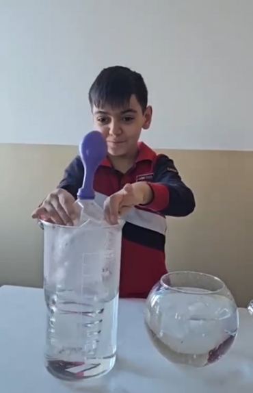 3C sınıfımızla laboratuvar dersimizde genleşme büzülme deneyini sıcak ve soğuk suyla gerçekleştirirken balonun hacminin artması ve azalmasıyla gözlemledik.