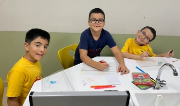 1. ve 2. sınıf öğrencilerimizle laboratuvar dersimizde yaptığımız etkinliğimizle ışığın maddeler üzerinden nasıl yansıdığını öğrenirken çok eğlendik ?