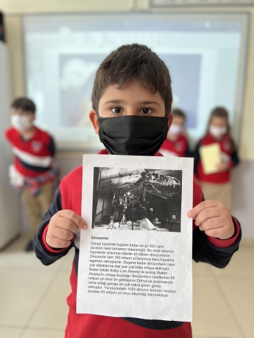 2/B sınıfı grup çalışması yaparak 4 Ekim hayvanları koruma gününün önemi hakkında dergi ve kitap oluşturdular