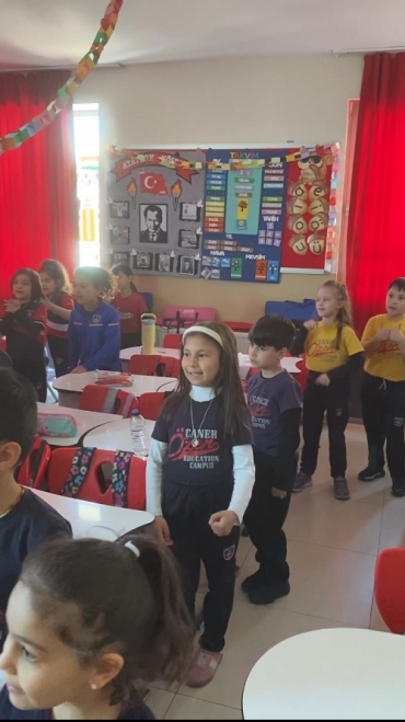 1/B sınıfımızda öğrenme ve pekiştirme biraz daha ritimliydi. ? Şarkıda geçen kelimelerin zıt anlamlarını bularak hem şarkı söyledik hem öğrendik. Küçük adımlar ile kalıcı  öğrenme için adımlarımızı atmaya devam ediyoruz.