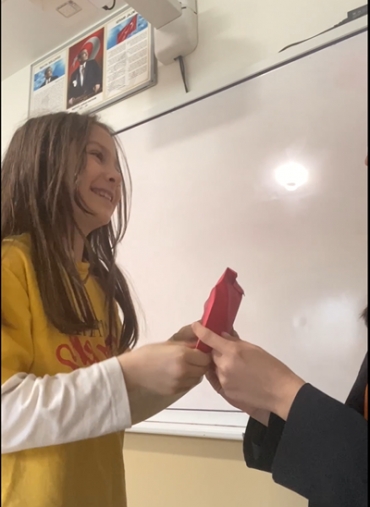 3/A sınıfı öğrencileri geleneklerini yaşatarak bayram sevincini paylaştı. Mutlu bayramlar dileriz. ✨