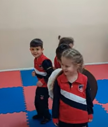 Anasınıfı 5 Yaş C Grubu "Sırt Sırta Minder Taşıma "oyunu