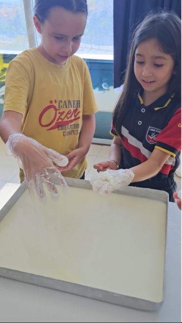 3.B Sınıfımız Laboratuvar dersinde oobleck deneyi ile çok eğlendiler.