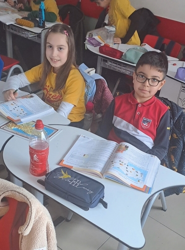 4/C sınıfı ile Türkçe dersinde görsel okuma etkinliği kapsamında atlaslardan yardım alarak illerimizin yerini ve yetiştirilen tarım ürünleri ile ilgili bilgi edindik.
