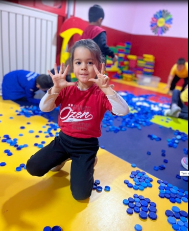 6 yaş B sınıfı Matematik dersinde, 8 sayısını kapaklar ile ritmik sayarak, öğrenme etkinliğini tamamladılar.